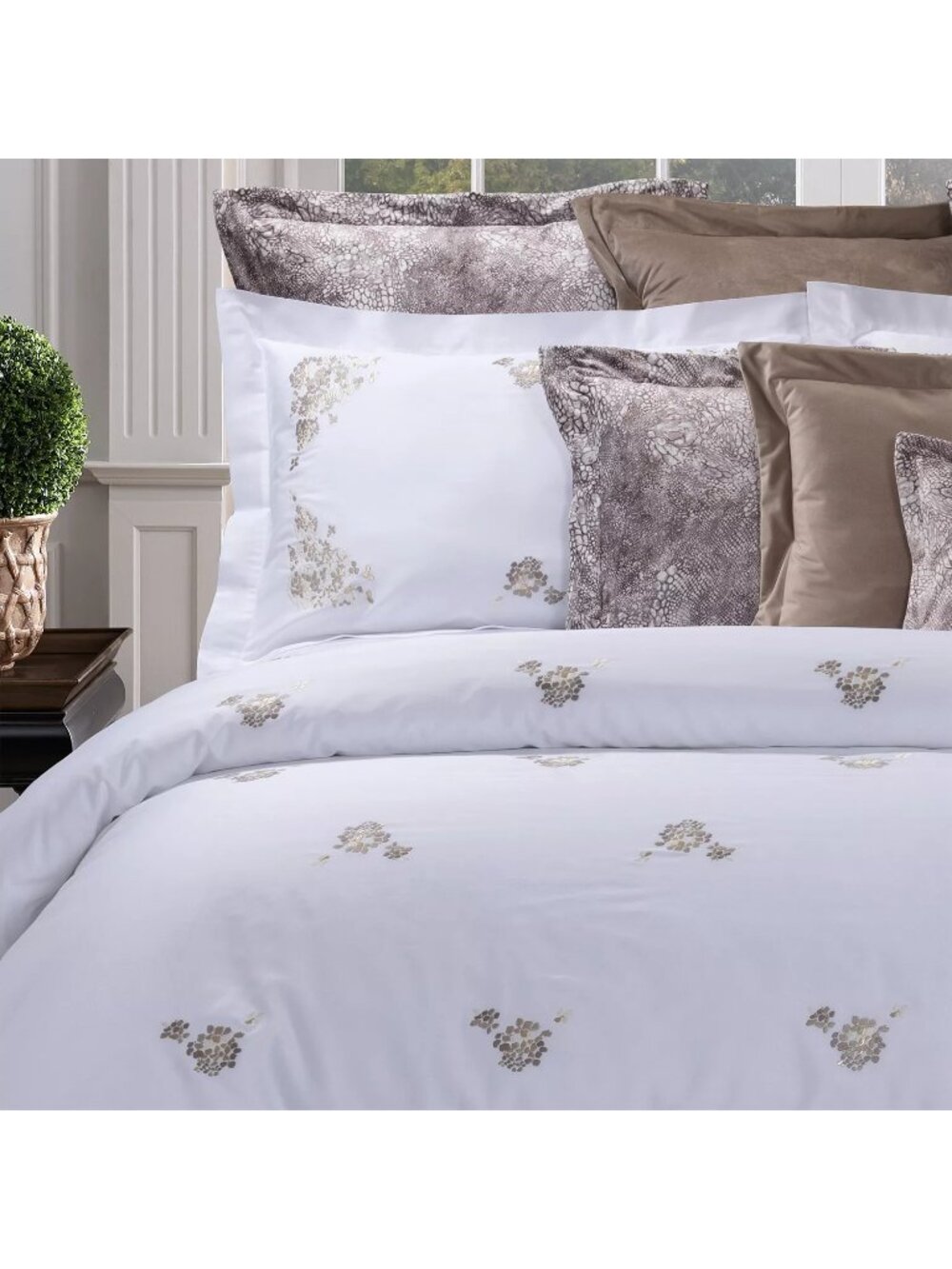 NWT Dea Linens Ibla Embroidered Duvet Cover White/Aqua Size Queen